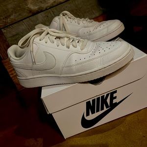 Nike Air Force 1 ; Men’s size 8. Only worn a few times. Excellent condition.